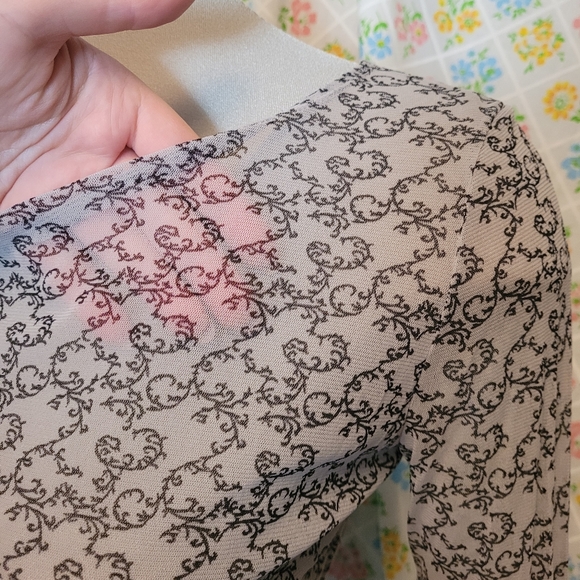 Mesh filigree vine print long sleeve top - Picture 7 of 10